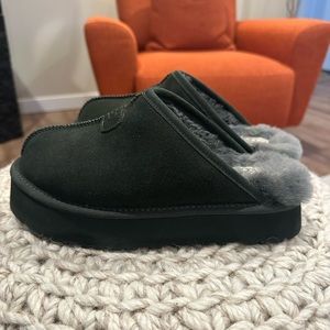 UGG Women’s Size 6 Slip On
